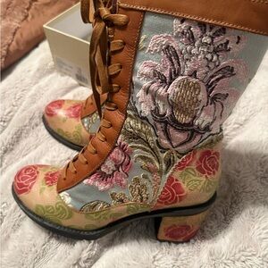 Elegant Floral Embroidered Heeled Boots